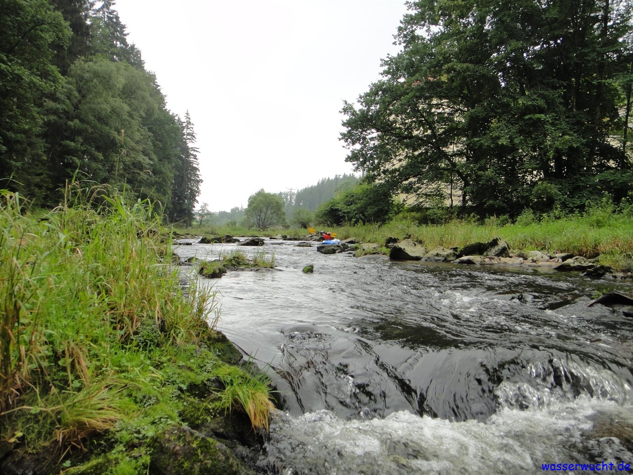 Meist hat das Flussbett nach dem Wehr nicht genug Wasser