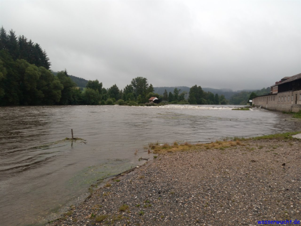 Wehr und Bootsrutsche in Chamerau bei Hochwasser