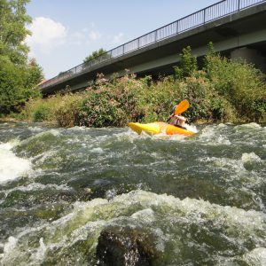 Unter der Brücke von Blaibach geht es, bei passendem Wasserstand, gut ab.