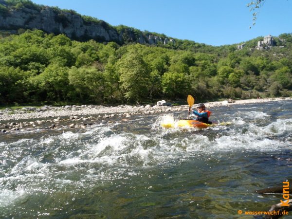 Erik im Schwall auf der Ardèche in Südfrankreich