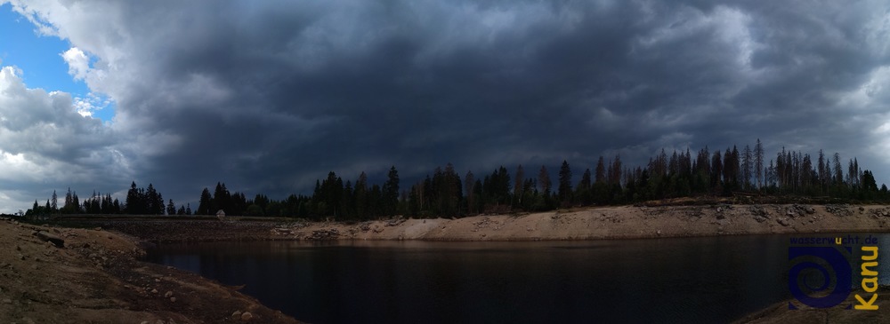 Über dem Oderteich im Harz zieht ein Unwetter auf.