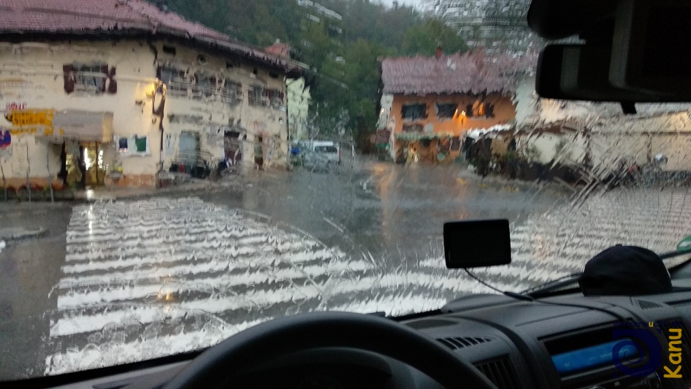 Die Soča empfängt uns zunächst mit sintflutartigem Regen und erzwingt die erste gemeinsame Übernachtung im Auto.