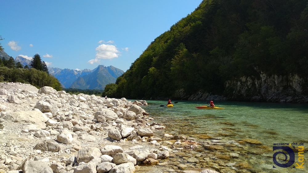 Auf der Soča bei Boka. Im Hintergrund, unter der Wolke, der Svinjak.