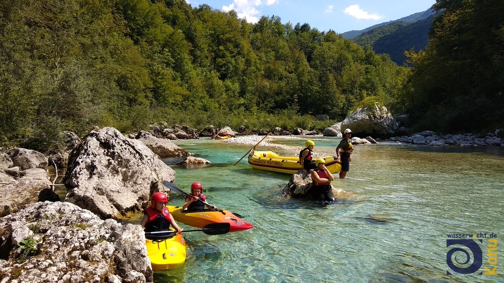 Auf der Soča zwischen Srpenica I und Srpenica II. Der extrem niedrige Wasserstand tut der Schönheit kaum einen Abbruch und ermöglicht auch weniger geübten Paddlern diese Strecke.