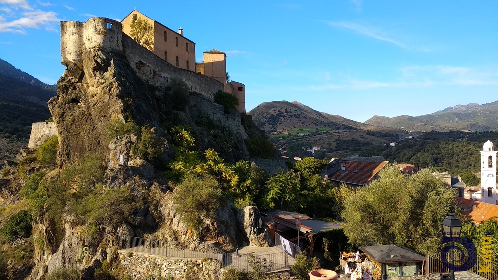 Die Altstadt von Corte mit der Zitadelle