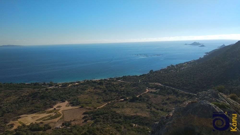 Blick vom Klettergebiet Terre Sacreé bei Ajaccio auf die Iles des Sanguinaires