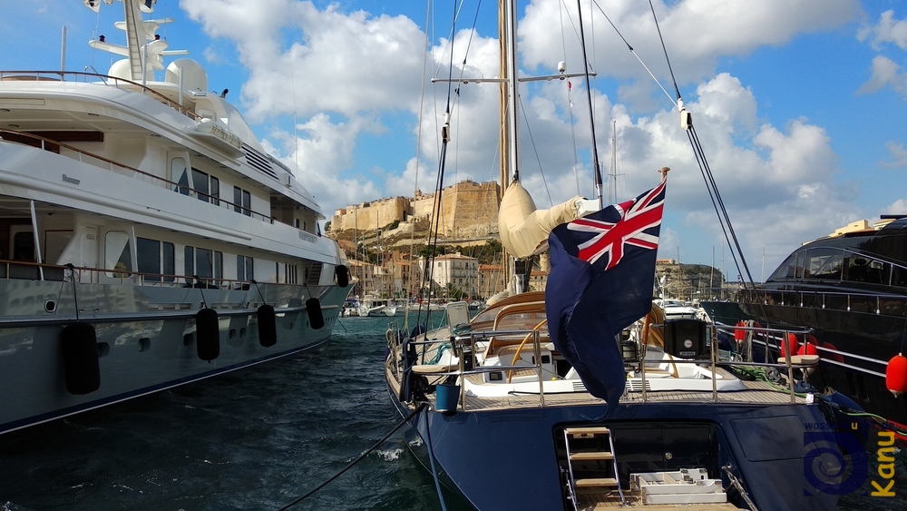 Luxusyachten im Hafen von Bonifacio