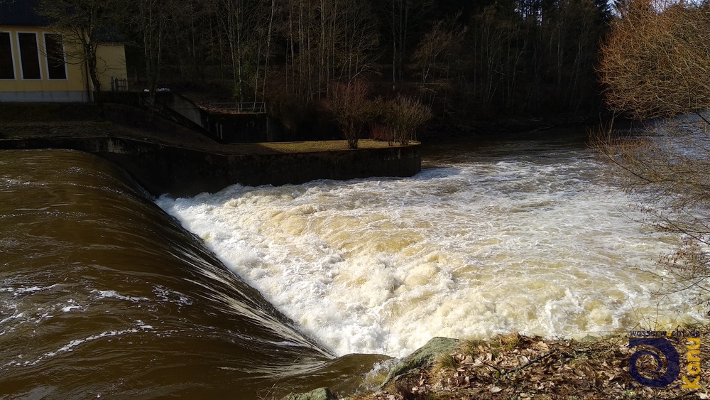 Lebensgefährliche Walze am 2. Wehr in Gumpenried bei Pegel Sägmühle 160 cm. Es wird IMMER - auch im Sommer - erst 50 m nach dem Wehr eingesetzt.